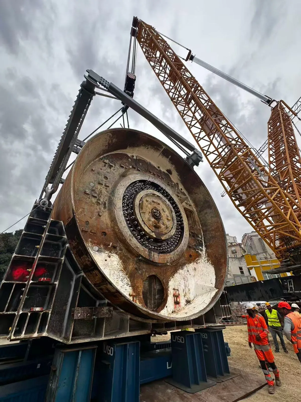 Tuneladora suspendida del útil
